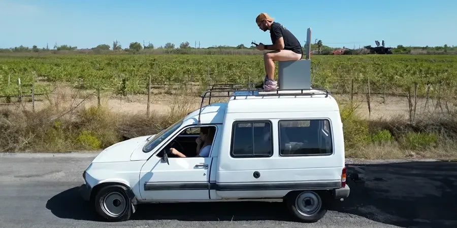 TROBOLO Silvabloem on the roof of a car landscape