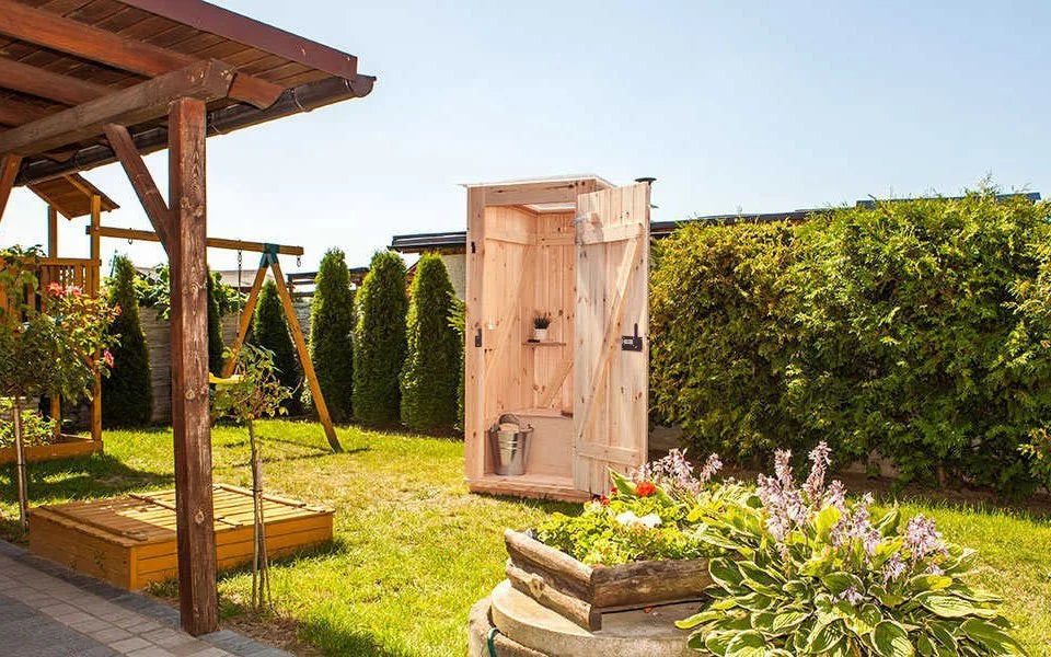 TROBOLO Toilettes seches a separation dans le jardin